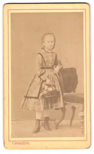 Fotografie F. Brandseph, Stuttgart, Portrait kleines Mädchen im karierten Kleid mit Korb