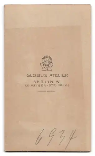 Fotografie Atelier Globus, Berlin-W, Leipziger-Strasse 132-135, Portrait junger Herr im Anzug mit Krawatte