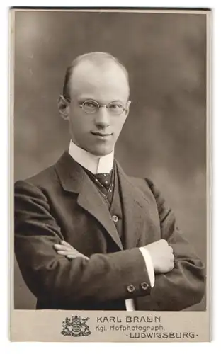 Fotografie Karl Braun, Ludwigsburg, Stuttgarterstrasse 10, Portrait junger Herr im Anzug mit Brille