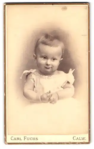 Fotografie Carl Fuchs, Calw, Marktplatz, Portrait süsses Kleinkind im weissen Kleid