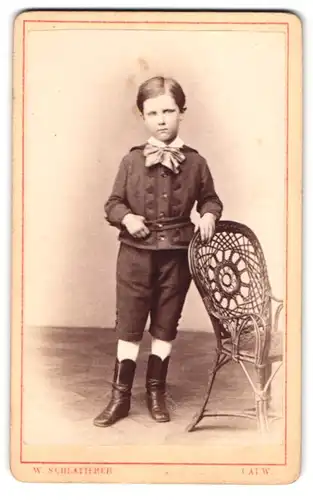 Fotografie W. Schlatterer, Calw im Schwarzwald, Portrait kleiner Junge in hübscher Kleidung