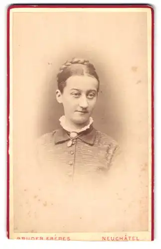 Fotografie Bruder frères, Neuchâtel, Rue de l`Hôpital 17, Portrait junge Dame mit Kragenbrosche und Halskette