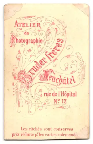 Fotografie Bruder frères, Neuchâtel, Rue de l`Hôpital 17, Portrait junge Dame mit Kragenbrosche und Halskette