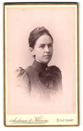 Fotografie Andersen & Klemm, Stuttgart, Charlottenstrasse 8, Portrait junge Dame im hübschen Kleid