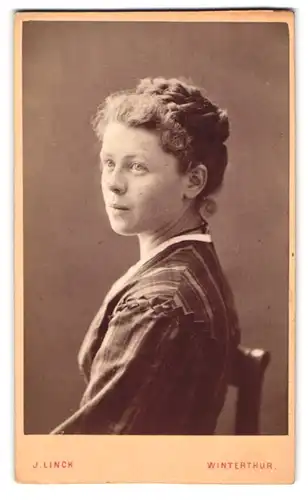 Fotografie J. Linck, Winterthur, Portrait junge Dame mit Hochsteckfrisur