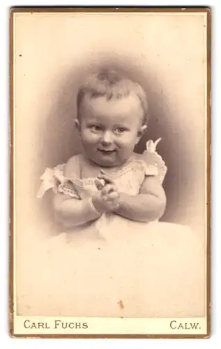 Fotografie Carl Fuchs, Calw, Portrait süsses Kleinkind im weissen Kleid