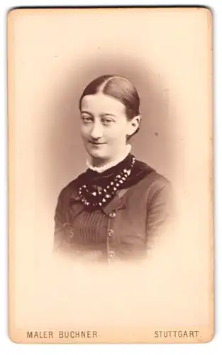 Fotografie Maler Buchner, Stuttgart, Portrait junge Dame im Kleid mit Halskette