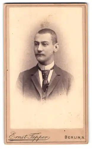 Fotografie Ernst Tepper, Berlin-N, Chaussee-Strasse 28, Portrait junger Herr im Anzug mit Krawatte