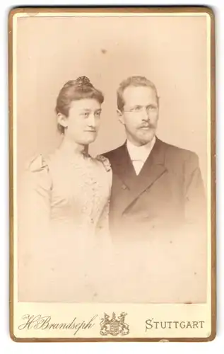 Fotografie Hermann Brandseph, Stuttgart, Marienstrasse 36, Portrait junges Paar in eleganter Kleidung