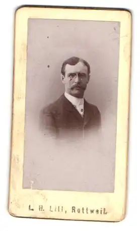 Fotografie L. H. Lill, Rottweil, Portrait eleganter Herr mit Zwicker und Schnauzbart