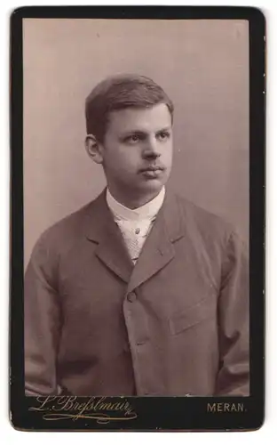Fotografie L. Bresslmair, Meran, Portrait junger Herr in modischer Kleidung