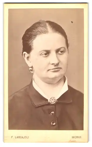 Fotografie F. Largajoli, Meran, Portrait bürgerliche Dame mit zurückgebundenem Haar