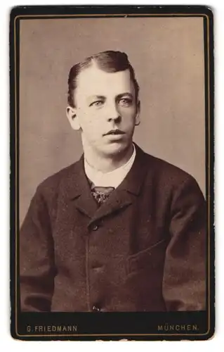 Fotografie G. Friedmann, München, Dachauerstrasse 19, Portrait junger Herr im Anzug mit Krawatte