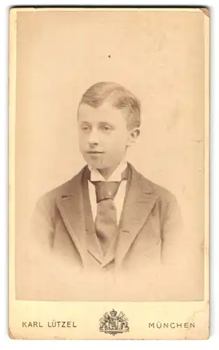 Fotografie Karl Lützel, München, Dachauerstrasse 19, Portrait junger Mann im Anzug mit Krawatte