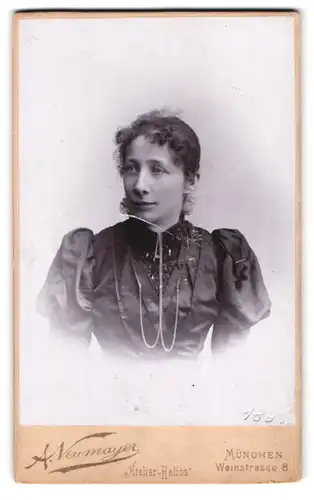 Fotografie A. Neumayer, München, Weinstrasse 8, Portrait Franziska Ertl im Kleid