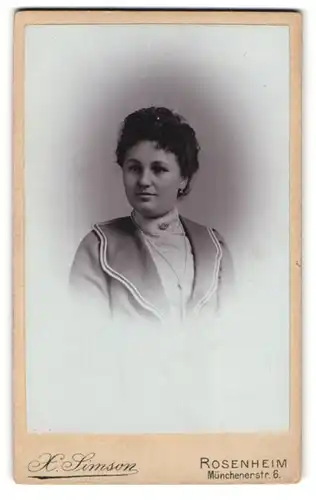 Fotografie X. Simson, Rosenheim, Münchener-Strasse 6, Portrait junge Dame im modischen Kleid