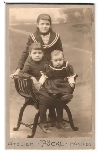 Fotografie Ateleir Pöckl, München, Portrait zwei Mädchen mit Kleinkind in modischen Kleidern