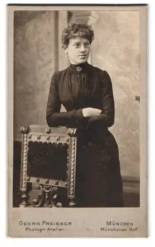 Fotografie Georg Preisser, München, Portrait junge Dame im Kleid mit Zwicker