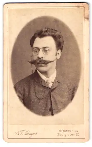 Fotografie J. F. Klinger, Braunau a /Inn, Stadtgraben 318, Brustportrait junger Herr mit Zwicker und Schnauzbart
