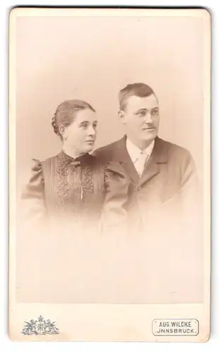 Fotografie Aug. Wilcke, Innsbruck, Rudolfstrasse 1, Portrait junges Paar in hübscher Kleidung