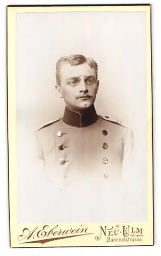 Fotografie A. Eberwein, Neu-Ulm, Bahnhofstrasse 5 1 /2, Portrait Soldat in Uniform mit Zwicker
