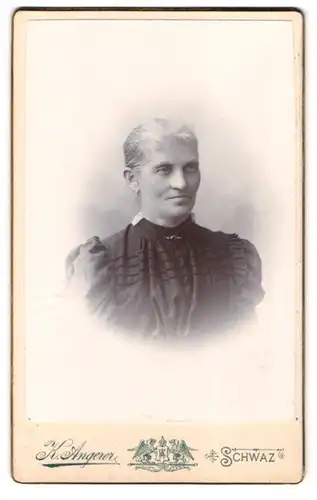 Fotografie Kaspar Angerer, Schwaz, Portrait ältere Dame mit zurückgebundenem Haar