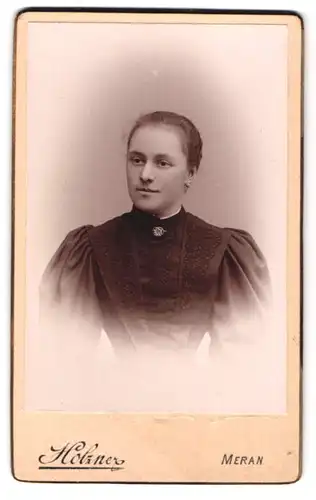 Fotografie Holzner, Meran, Portrait junge Dame mit zurückgebundenem Haar