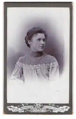 Fotografie Chr. Mönsted, Verden, V. d. Neuen Tor 43, Portrait junge Dame in hübscher Kleidung