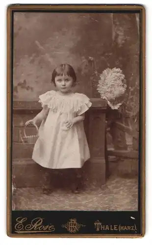 Fotografie E. Rose, Thale /Harz, Portrait kleines Mädchen im Kleid mit Korb