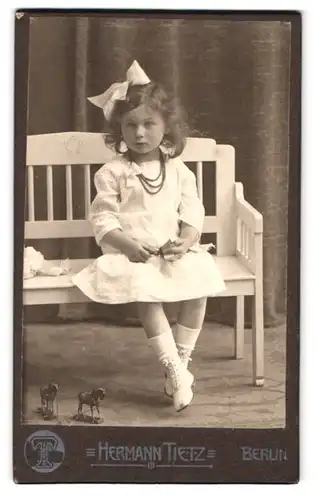 Fotografie Hermann Tietz, Berlin-SW, Leipziger-Strasse, Portrait weiss gekleidetes Mädchen mit Haarschleife