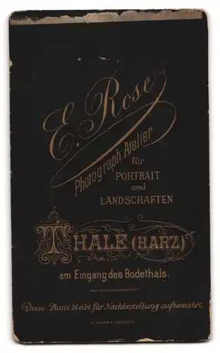 Fotografie E. Rose, Thale /Harz, Portrait kleines Mädchen im weissen Kleid mit Körbchen