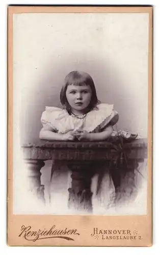 Fotografie Fr. Renziehausen, Hannover, Langelaube 2, Portrait kleines Mädchen im weissen Kleid