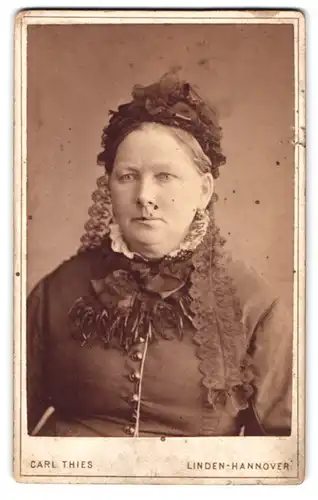 Fotografie Carl Thies, Hannover-Linden, Deisterstrasse 1, Portrait bürgerliche Dame mit Haube