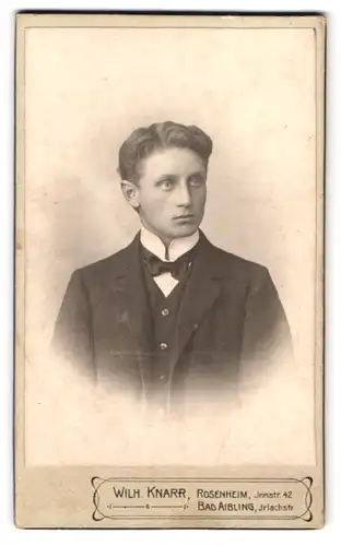 Fotografie Wilhelm Knarr, Rosenheim, Innstrasse 42, Portrait junger Herr im Anzug mit Fliege