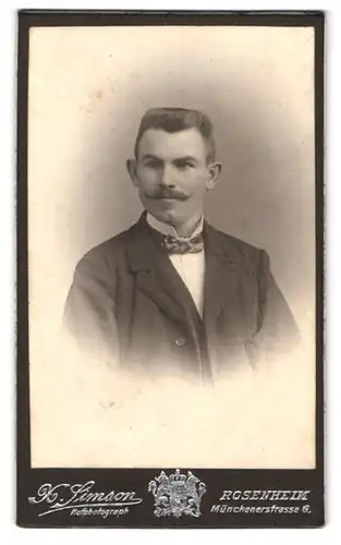 Fotografie X. Simson, Rosenheim, Münchenerstrasse 6, Portrait modisch gekleideter Herr mit Moustache