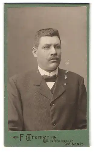 Fotografie Feodor Cramer, Weiden i /O., Portrait eleganter Herr mit Oberlippenbart