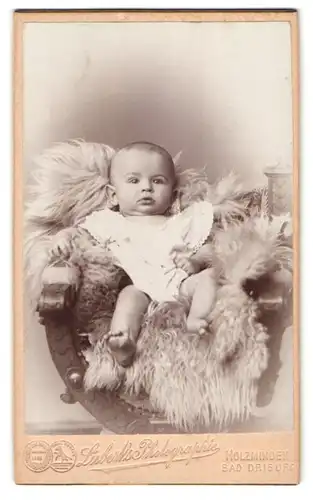 Fotografie Liebert, Holzminden, Karl-Strasse 19, Portrait süsses Kleinkind im weissen Hemd
