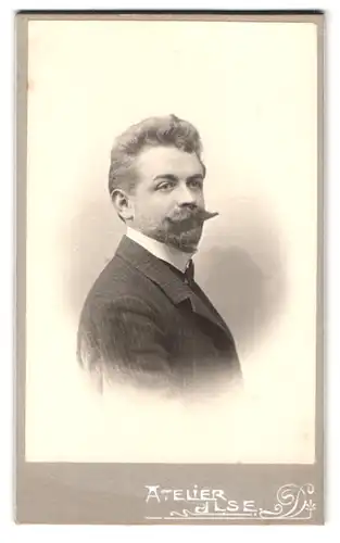 Fotografie Anna Vogt & Co., Iserlohn i /W., Hagener-Strasse 35, Portrait modisch gekleideter Herr mit Bart