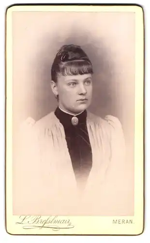 Fotografie L. Bresslmair, Meran, Portrait junge Dame mit Kragenbrosche