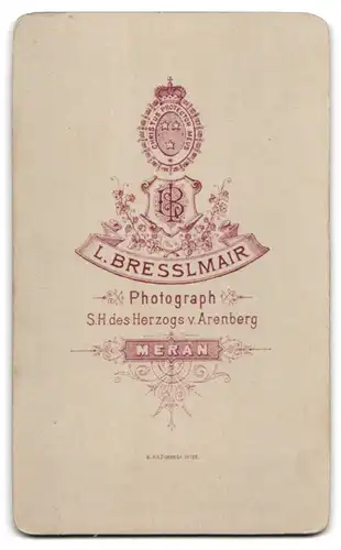 Fotografie L. Bresslmair, Meran, Portrait junge Dame mit Kragenbrosche