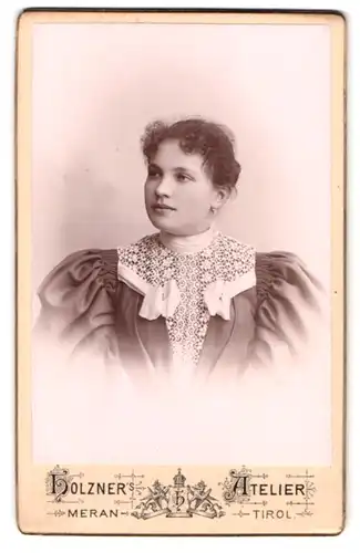 Fotografie J. Holzner, Meran, Portrait junge Dame im hübschen Kleid