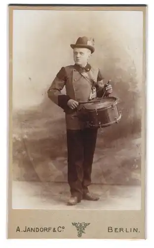 Fotografie A. Jandorf & Co., Berlin, Grosse Frankfurterstr. 113, Portrait Trommler der Jägerkapelle mit Schwalbennest