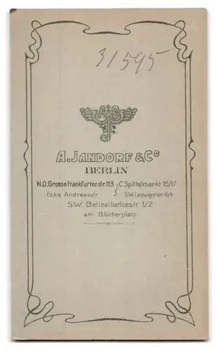 Fotografie A. Jandorf & Co., Berlin, Grosse Frankfurterstr. 113, Portrait Trommler der Jägerkapelle mit Schwalbennest