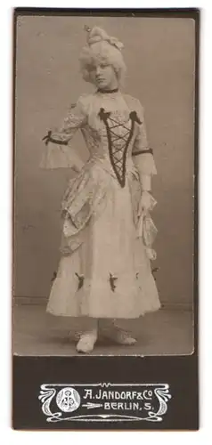 Fotografie A. Jandorf & Co., Berlin, Portrait junge Frau im feinen Kleid mit Weisshaar Perücke, Bühnenkostüm