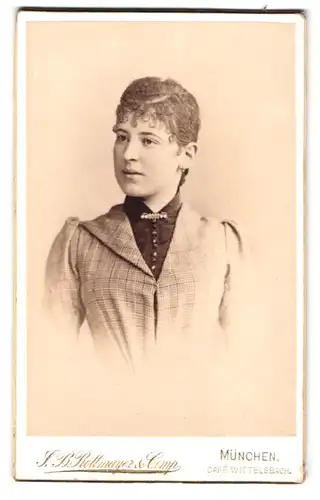 Fotografie F. B. Rottmayer & Co., München, Portrait Maria Waigerleitner im karierten Kleid mit Locken