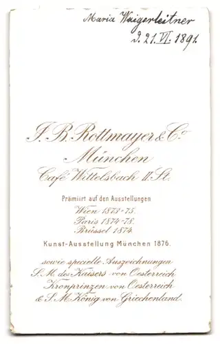 Fotografie F. B. Rottmayer & Co., München, Portrait Maria Waigerleitner im karierten Kleid mit Locken