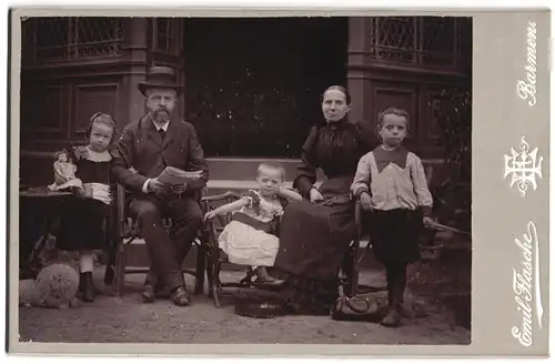Fotografie Emil Flasche, Barmen, Ansicht Barmen, Geheimrat Friedrich Diekerst mit Frau und Kindern vor dem Haus, Puppe