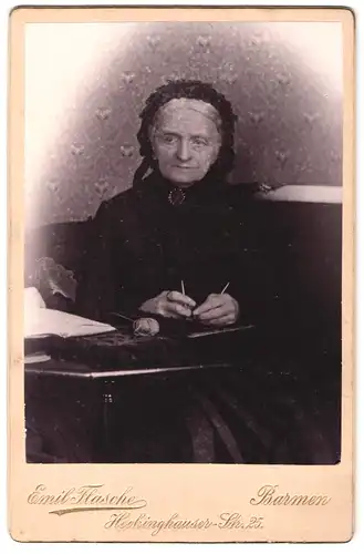 Fotografie Emil Flasche, Barmen, Heckinghauser-Str. 25, Portrait ältere Dame im Kleid mit Haube beim Stricken