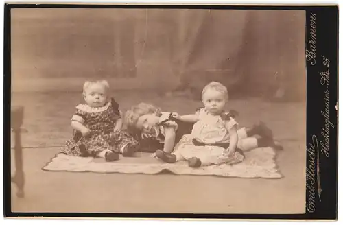Fotografie Emil Flasche, Barmen, Heckinghauser-Str. 25, Portrait Kinder in Kleidern liegen und sitzen auf einer Decke