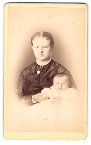 Fotografie Franz Roegels, Barmen, Heckinghauserstr. 25, Portrait Maria Colsmann im Biedermeierkleid mit Brosche und Kind